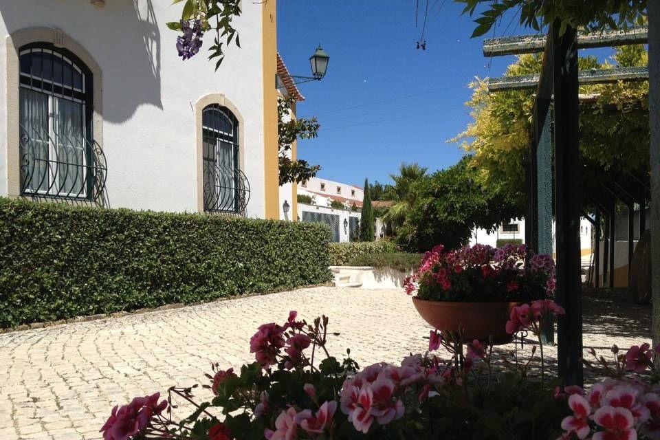Pátio e casa principal da Quinta de Monfalim